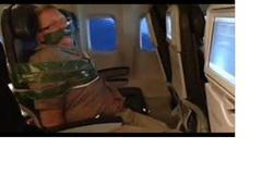 Opilec v letadle rdousil spolucestující, museli ho svázat