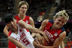 Česká basketbalistka Hana Horáková (vpravo) bojuje o míč s Číňankou Nan Čenovou v turnaji OH 2012 v Londýně.