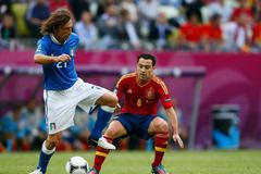 Andrea Pirlo a Xavi Hernández v duelu skupiny C na Euru 2012