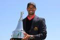 Tiger Woods s trofejí po turnaji v Orlandu 2013
