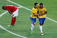Paulinho a Hernanes slaví gól Brazílie proti Anglii
