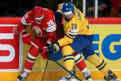 Hokej, MS 2013, Švédsko - Bělorusko: Joel Lundqvist (vpravo) - Andrej Stas