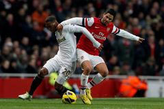 Mikel Arteta a Jonathan De Guzman při utkání Arsenal - Swansea