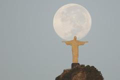 Úplněk a socha Krista Spasitele (Vykupitele) na kopci Corcovado, který se tyčí nad brazilským městem Rio de Janeiro.