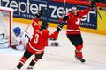 Hokej, MS 2013, Česko - Švýcarsko: Nino Niederreiter (vpravo) slaví gól na 0:2
