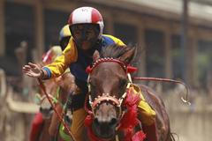Foto: V Indonésii jezdí dostihy i osmileté děti. Lidé sází na jejich vítězství.