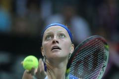 Česká tenistka Petra Kvitová v utkání Fed Cupu 2012 proti Srbce Aně Ivanovičové.