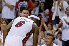 LeBron James děkuje fanouškovi Davidu Beckhamovi. Miami postupuje do finále