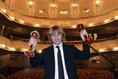 Pavel Nedvěd se svými cenami z galavečeru Ligové fotbalové asociace