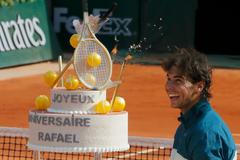 Rafael Nadal slaví 27. narozeniny na centrkurtu areálu Roland Garros