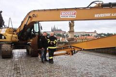 Povodeň červen 2013 - Bagr jede zachraňovat Karlův most