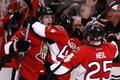 Hráči Ottawy slaví gól (Colin Greening, Jean-Gabriel Pageau a Chris Neil)