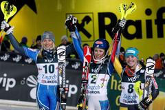 Lyžařky Frida Hansdotter ze Švédska, Mikaela Shiffrinová z USA a Erin Mielzynskiová z Kanady na stupních vítězů