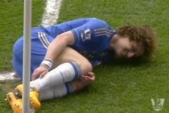 Herecké představení Davida Luize po zákroku Rafaela, který za to dostal červenou kartu