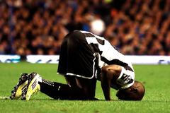 Demba Ba slaví gól v zápase Everton - Newcastle