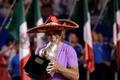 Rafael Nadal se raduje s trofejí pro vítěze na turnaji v Acapulku