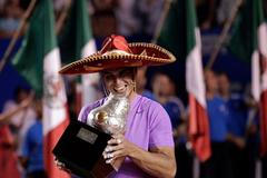 Rafael Nadal se raduje s trofejí pro vítěze na turnaji v Acapulku