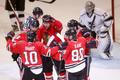 Hokejisté Chicaga se radují z gólu do sítě Los Angeles v play off NHL 2013