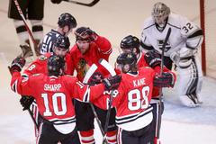 Hokejisté Chicaga se radují z gólu do sítě Los Angeles v play off NHL 2013
