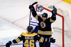 Nathan Horton a David Krejčí se radují z gólu