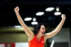 Jennifer Suhrová se raduje z překonání světového rekordu na americkém šampionátu v Albuquerque