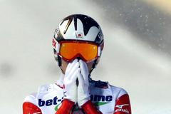 VIDEO Skokan Manuel Fettner po odksoku dojel na jedné lyži