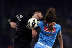 VIDEO Takhle Cavani sejmul loktem Chielliniho