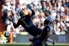 Real Madrid - Barcelona: Karim Benzema (v bílém) - Victor Valdes