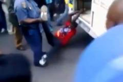 Jihoafrická policie za voze uvláčela taxikáře