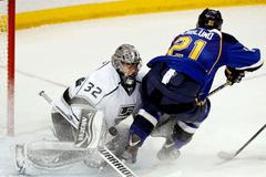 Berglund ze St. Louis překonává brankáře LA Kings Quicka v utkání play off NHL