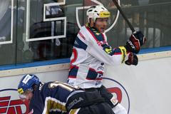 Hokejista Kladna Ivan Majeský (vlevo) a Kris Beech z Pardubic v 5. kole Tipsport extraligy 2012/13.
