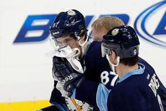 Zraněný Sidney Crosby po zásahu kotoučem do obličeje po střele Brookse Orpika