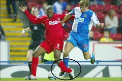 Video ze zákroku na Djibrila Cissého v dresu Liverpoolu