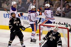 Aleš Hemský slaví jeden z gólů do sítě Kariho Lehtonena (Dallas - Edmonton)