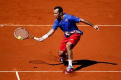 Český tenista Radek Štěpánek v prvním semifinálovém utkání Davis Cupu 2012 s Argentincem Juanem Martínem ael Potrem.