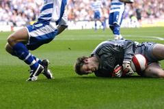 Video zákroku Stephena Hunta na hlavu Petra Čecha