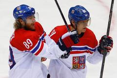 Česko - Lotyšsko: Jakub Voráček (89) a Martin Erat slaví gól