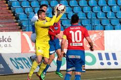 Matúš Kozáčik pouští míč v zápase s Baníkem