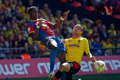 Wilfired Zaha a Daniel Pudil v kvalifikaci o Premier League