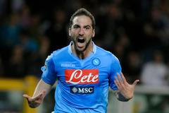 Gonzalo Higuain slaví branku Neapole