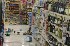 Vysypané regály po zemětřesení v Kalifornii