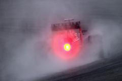 FOTO V Sepangu piloti formule 1 tančili mezi kapkami deště