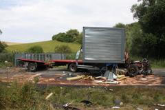 Nehoda autobusu, kamionu a osobního auta