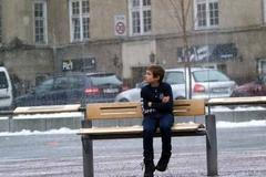 Chlapci je zima. Půjčí mu někdo bundu?