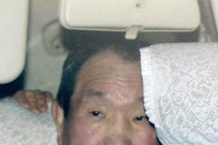 K smrti odsouzený Hakamada při odjezdu z věznice.