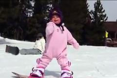 Roční snowboarďačka v dupačkách