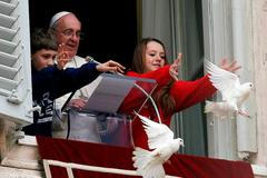 Papež František vypustil holubice