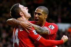 Jordan Henderson a Glen Johnson slaví gól Liverpoolu