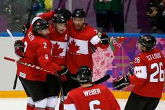 Kanada-Švédsko, finále: Jonathan Toews (C) slaví gól na 1:0