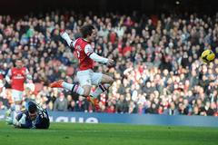 Tomáš Rosický střílí branku